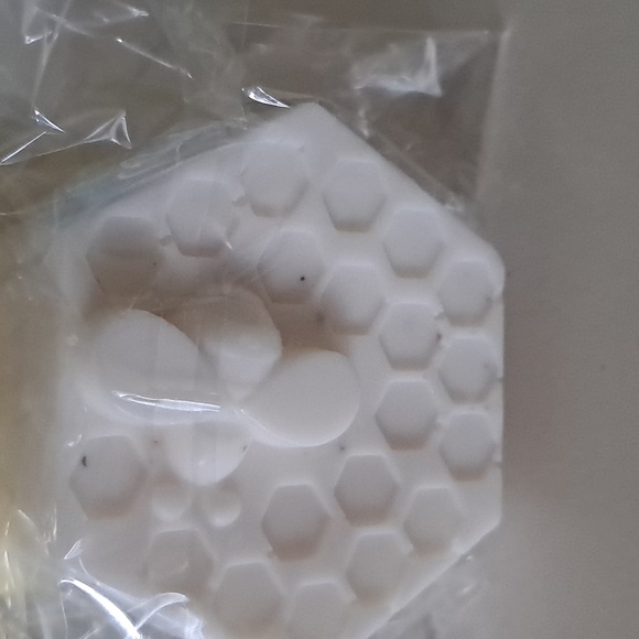 Hand crafted honey almond oatmeal soap nwt - Picture 2 of 2